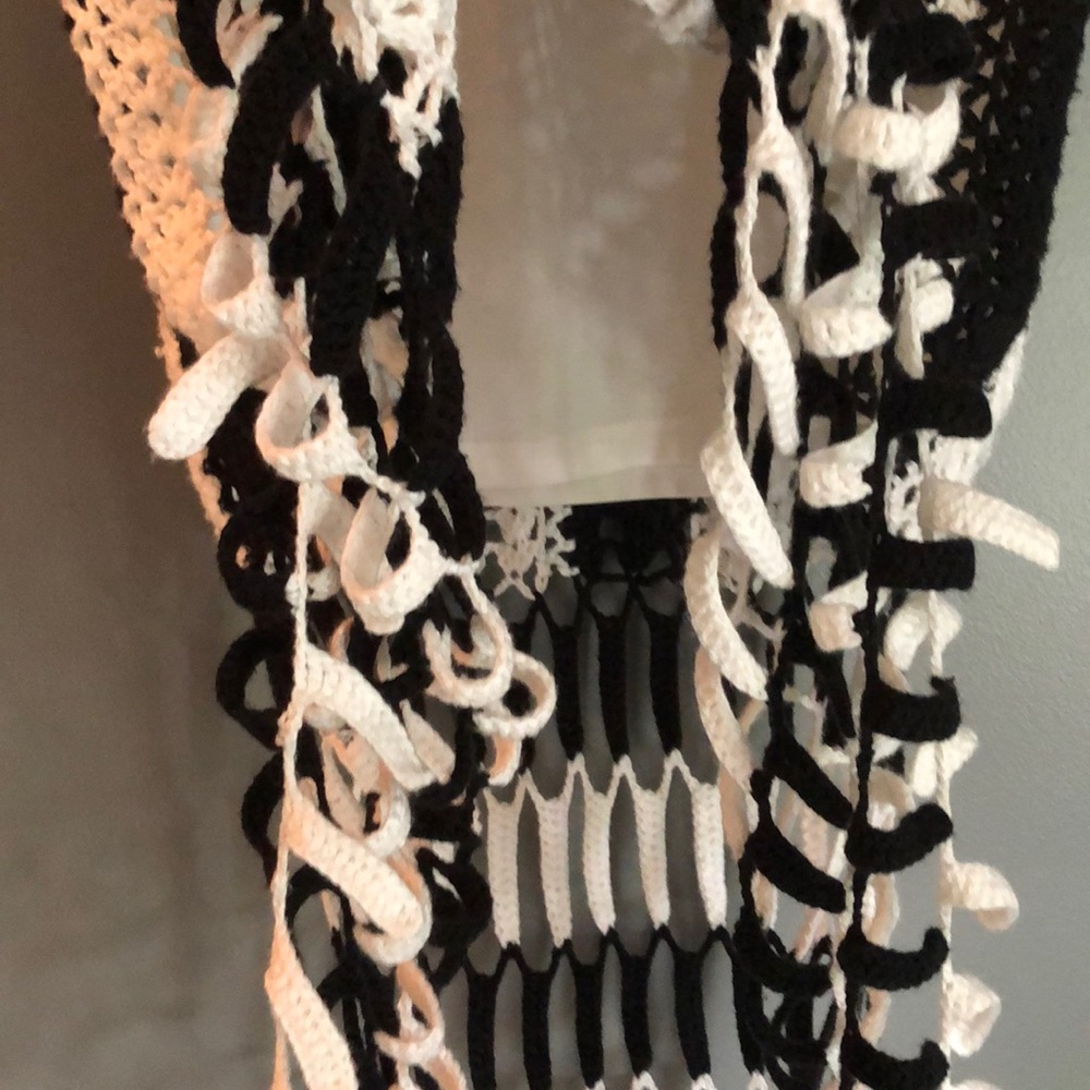 Woven black and white skirt - excellent condition - Picture 8 of 8